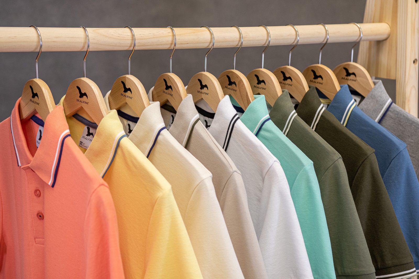 Malfini polo's in verschillende kleuren op een rek